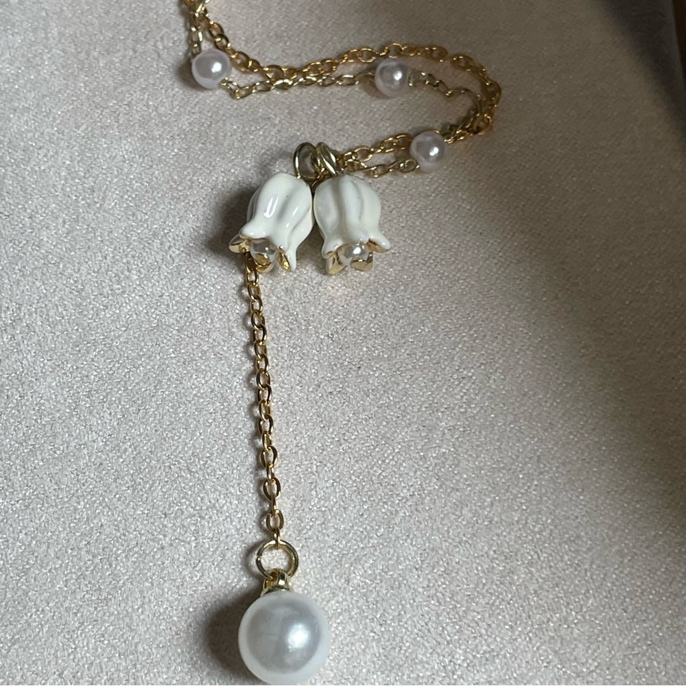 Stainless steel Elegant Gold and White Pearl Necklace